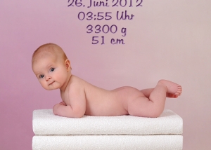 Baby auf Handtuchstapel mit Name,Größe,Gewicht,Uhrzeit