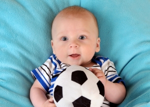 Baby mit Fußball