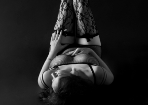 Erotik – Frau liegend in schwarz-weiß