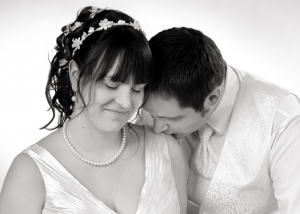 Hochzeits-Portrait küssend in schwarz-weiß