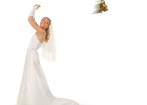 Braut wirft Brautstrauß
