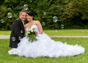 Hochzeits-Portrait mit Seifenblasen