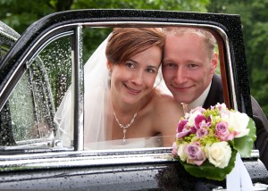 Hochzeits-Portrait durch eine Autotür