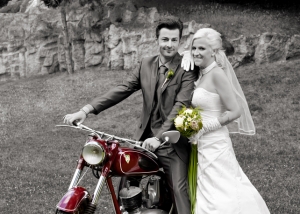Hochzeits-Portrait mit Motorrad nachcoloriert