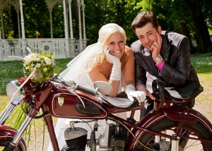 Hochzeits-Portrait mit Oldtimer-Motorrad