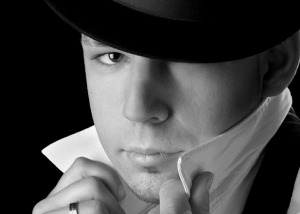 Portrait – Mann mit Hemd und Hut in schwarz-weiß