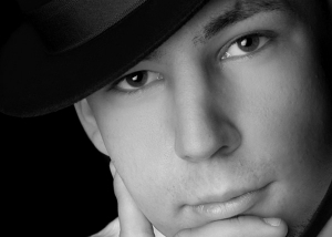 Portrait – Mann mit Hut  in schwarz-weiß