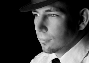 Portrait – Mann im Profil schwarz-weiß