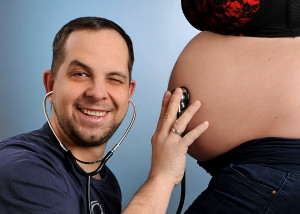 Schwangerschafts-Portrait mit Papa und Stethoskop