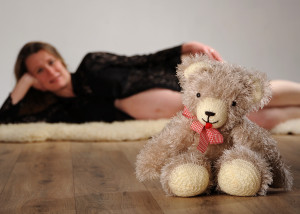 Schwangere mit Teddy