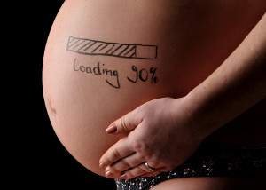 Schwangere mit Text auf Bauch
