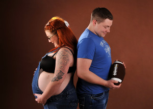 Schwangere und Partner mit Football