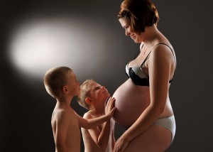 Schwangere mit Söhnen