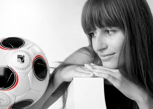 Portrait-Frau Blick auf Fußball