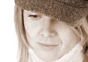 Portrait Frau mit Mütze in sepia