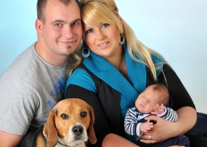 Familienfoto mit Baby und Hund