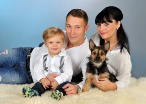 Familie liegend mit Hund und Kind